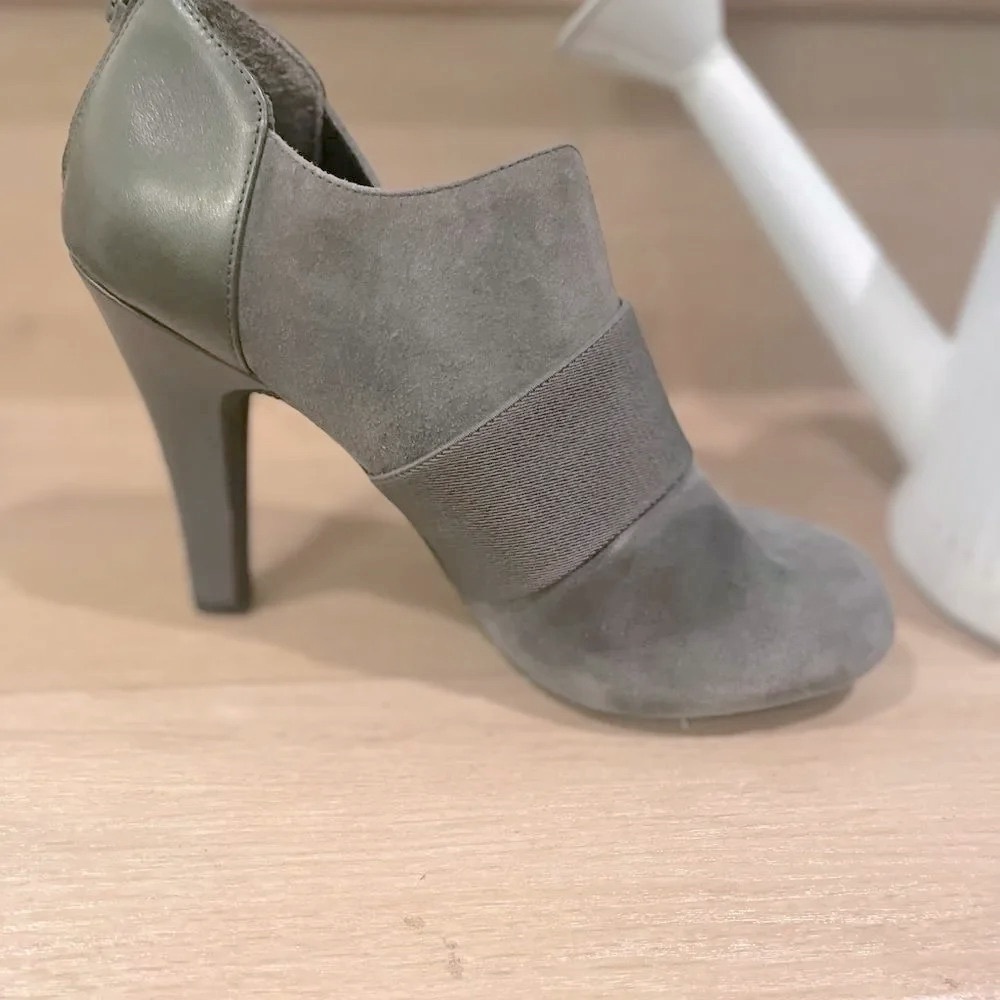- GIANNI BINI GREY SUEDE HEELED BOOTIE SIZE 7.5